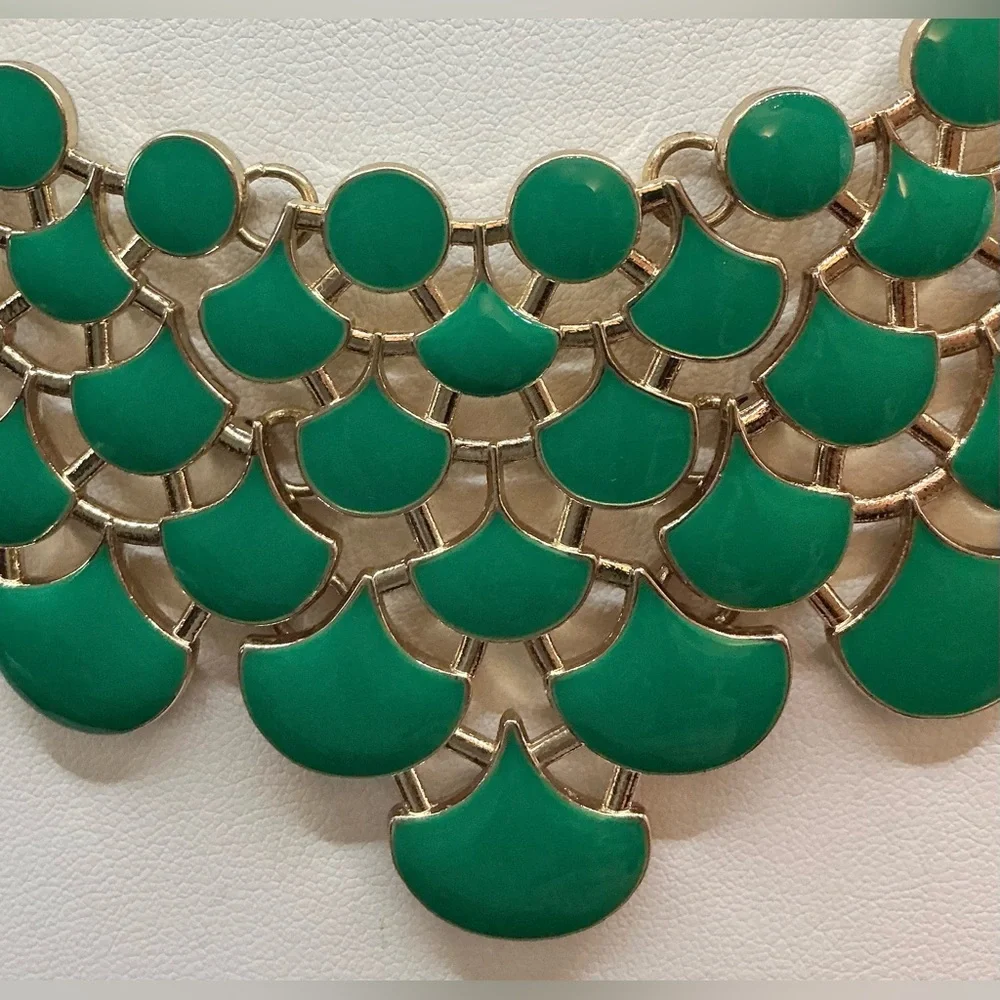 GREEN ENAMEL GOLDTONE BIB STYLE STATEMENT NECKLACE - Picture 2 of 2